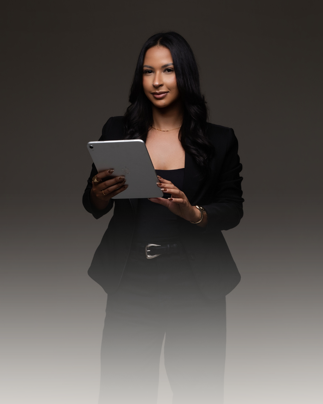 Giovanna Silva, contadora, segurando um tablet