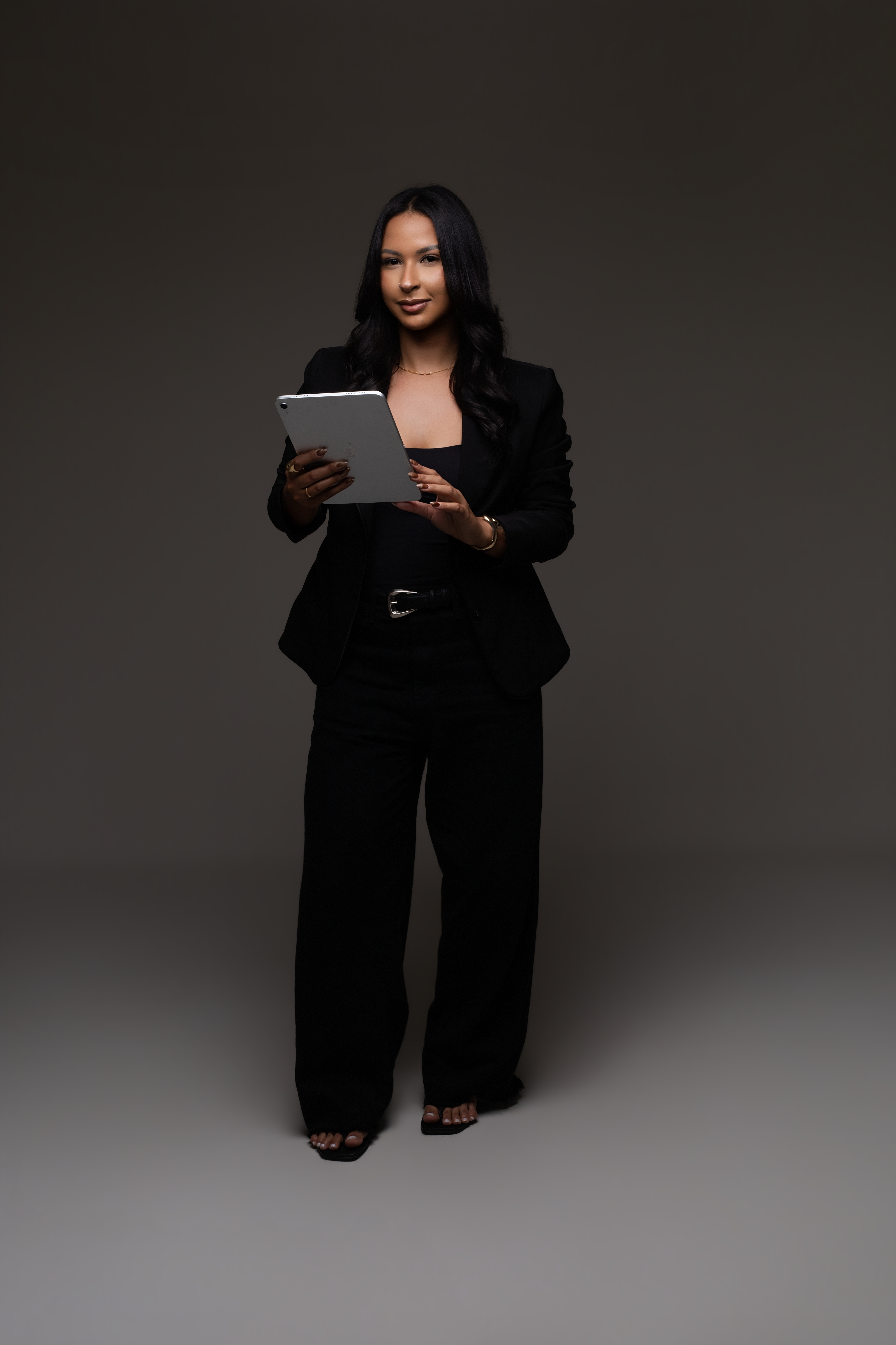 Giovanna Silva, contadora, segurando um tablet